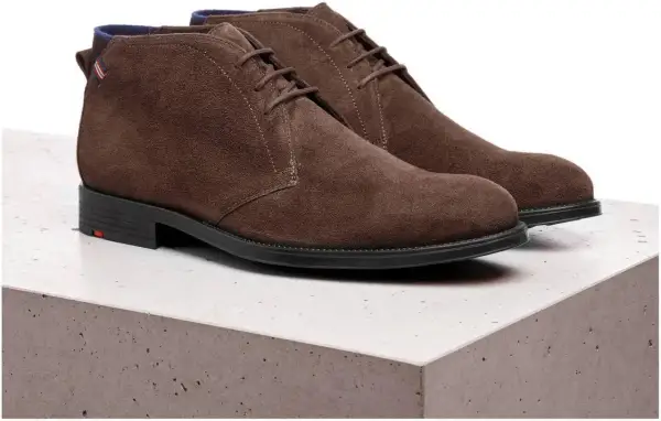 Brązowe zamszowe botki na sznurówki. To buty marki LLOYD, znanej z eleganckiej jakości.